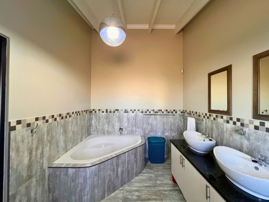 5 Bedroom Property for Sale in Myburgh Park Western Cape